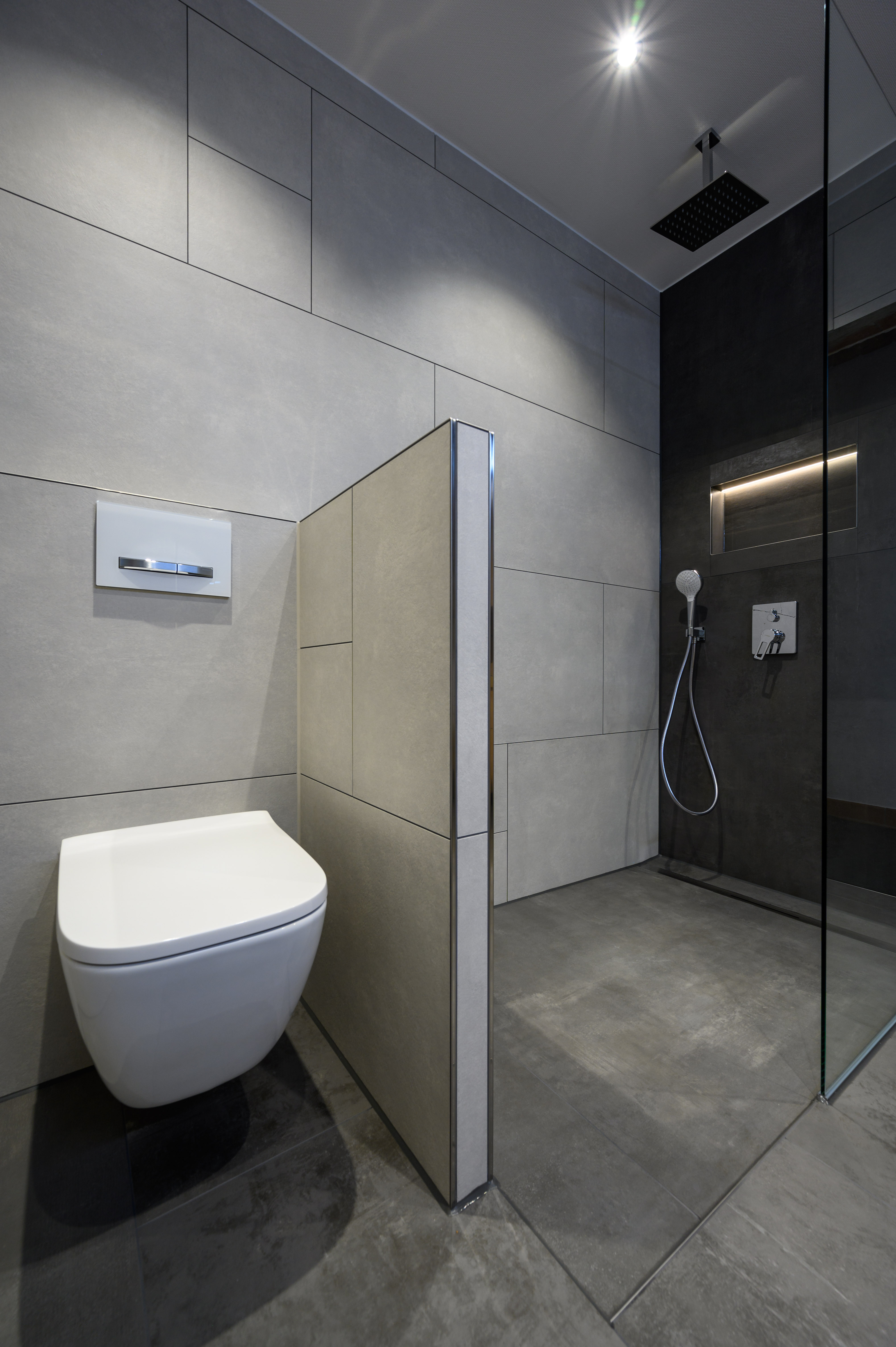 Toilette mit gemauerter Abtrennung zur Dusche